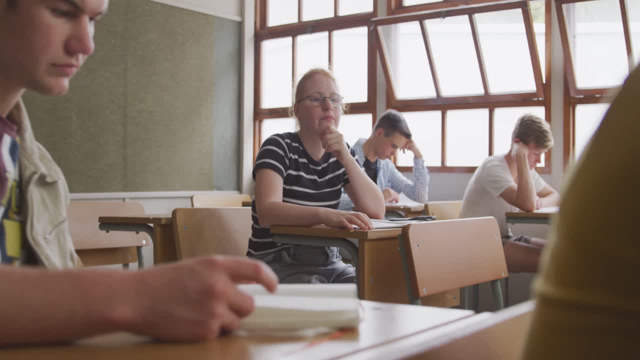 chica caucásica pensativa en la clase