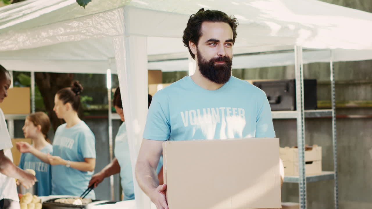 un hombre voluntario ayuda a los necesitados con comida gratis