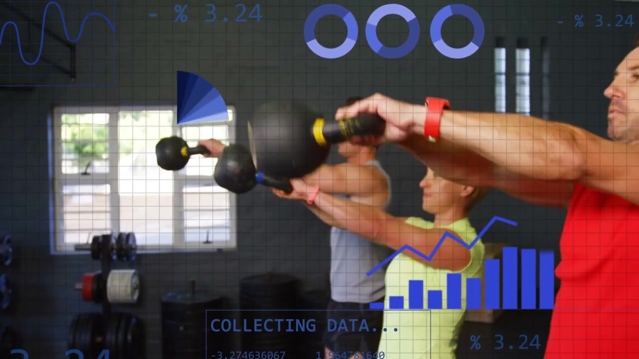 Ein Team führt auf Kommando Kettlebell-Swings aus, streckt aus und senkt dann ab, wobei die Leistung über ein Daten-Overlay im Fitnessstudio verfolgt wird.