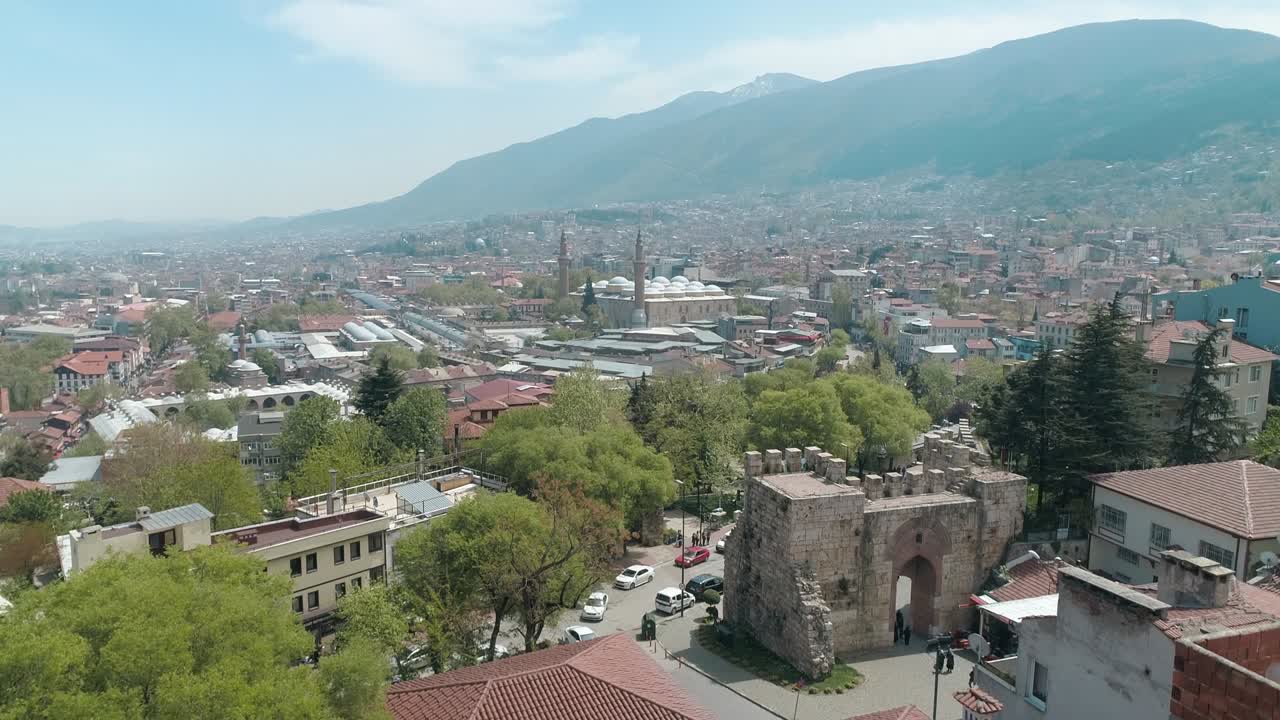Ilmakuva Bursan kaupunkimaisemasta Turkissa. 4K-materiaalia Turkista.