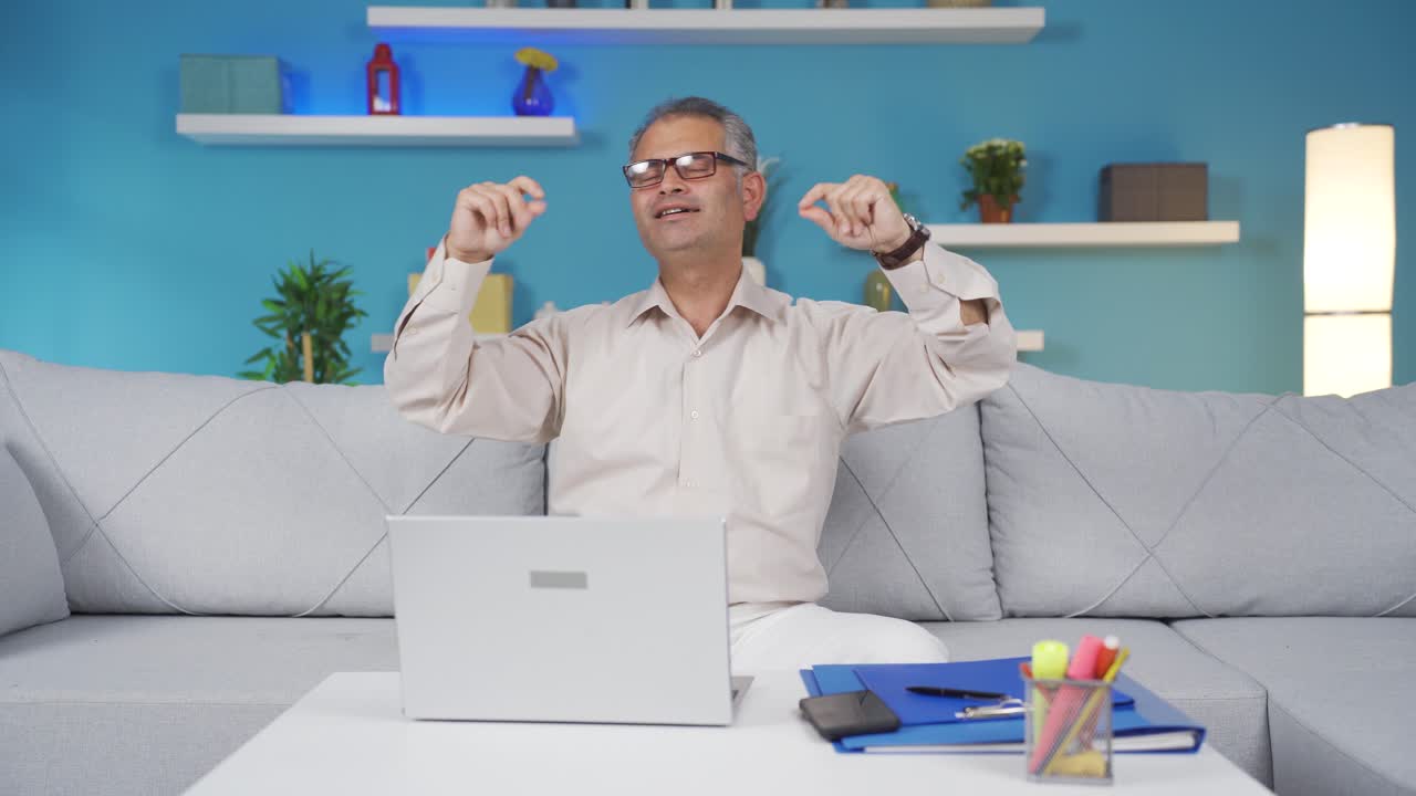 надомный офисный работник, танцующий и работающий.