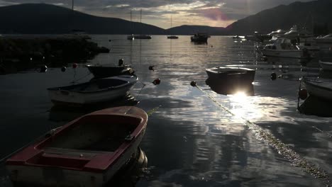 Pequeños-Barcos-De-Ensueño-Atracados-En-El-Puerto-Deportivo-Al-Atardecer,-Tivat,-Montenegro