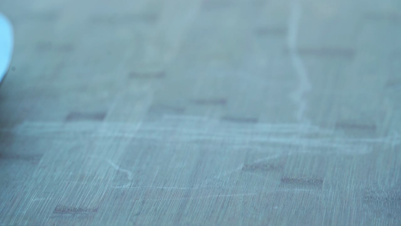 오븐 밖으로 신선한 구워진 호박 머핀을 미끄러뜨리는 팬 채식주의자 호박 머핑은 그에 진짜 긴 호박을 사용하여 건강한 유제품 무료 레시피 채소주의자