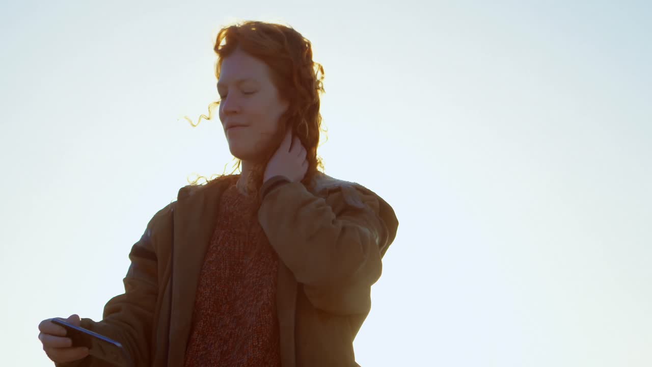 mujer tomando una selfie con teléfono móvil en el muelle 4k