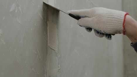 la reparación de una pared con un cuchillo de putty