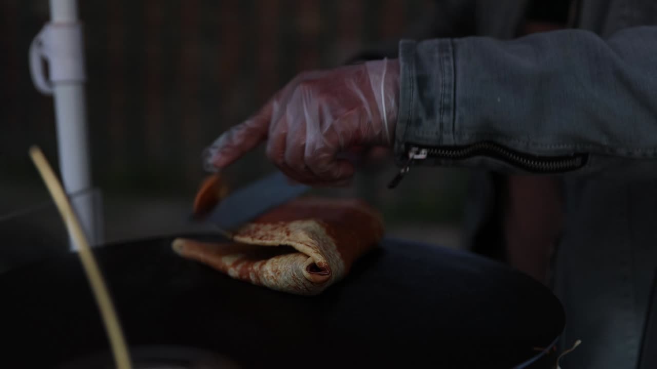 파리에서 맛있는 누텔라 딸기 크레프를 준비하는 프랑스 요리사, 클로즈업