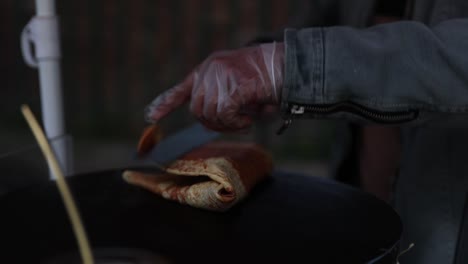 chef francés preparando delicioso crepe de fresa de nutella en parís, primer plano