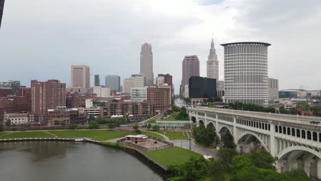 Drohnenvideo-Der-Skyline-Von-Cleveland,-Ohio-Bewegt-Sich-Nach-Oben