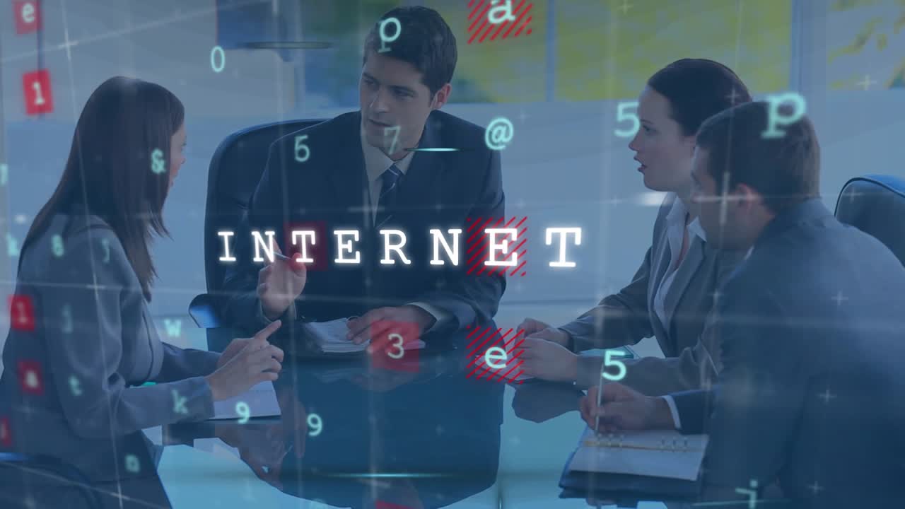 Animazione di elaborazione dati di cyber sicurezza su diversi professionisti che discutono in ufficio