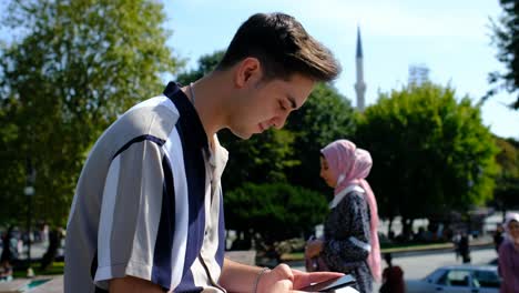 Junger-Mann-Sitzt-Vor-Dem-Brunnen-Am-Sultanahmet-Platz