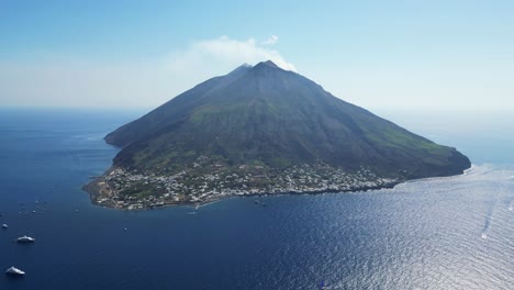 la isla del volcán stromboli fuma activamente en las islas eolias, italia - antena 4k