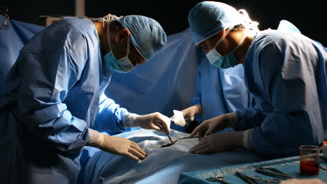 cirujanos que realizan una operación en la sala de operaciones