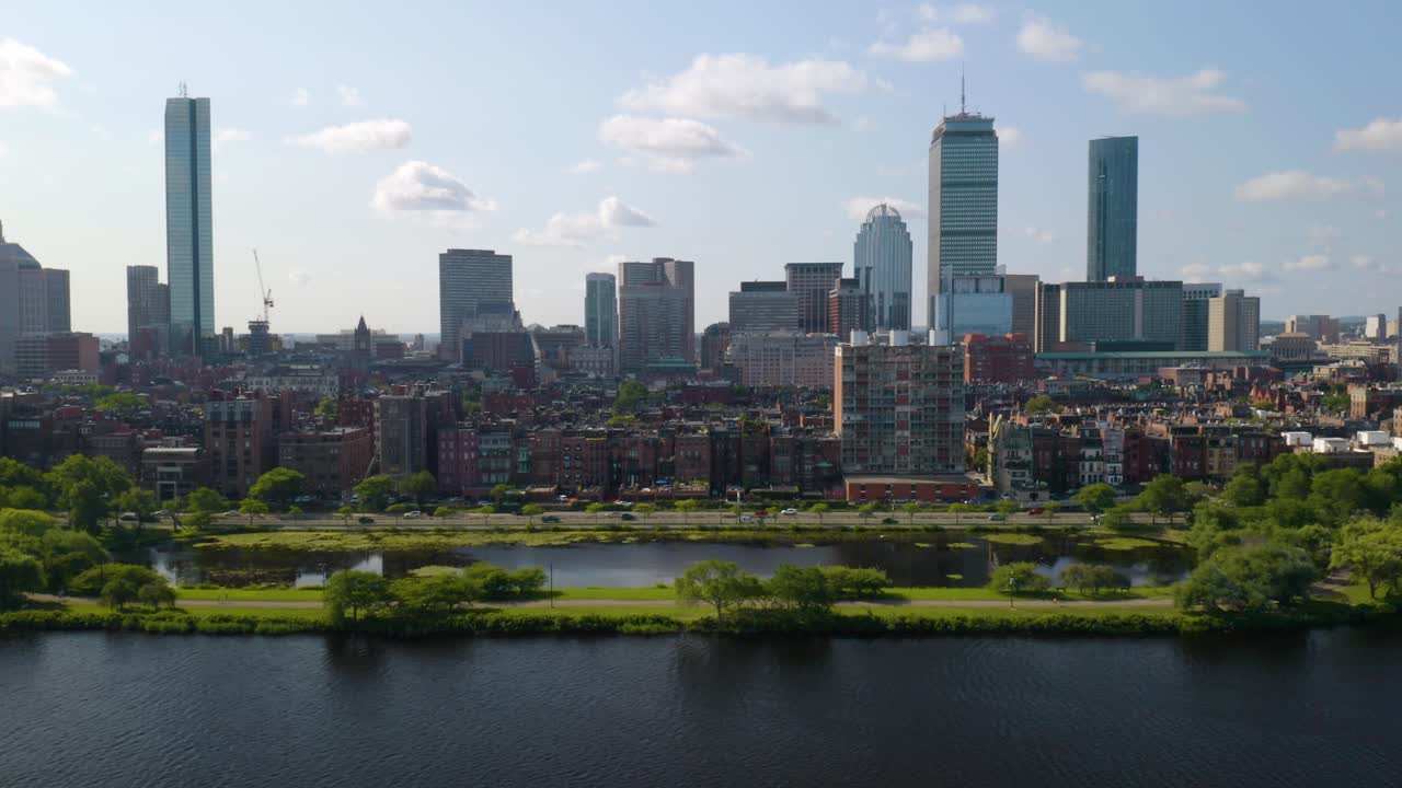 보스턴의 백 베이 근처에서 스토로 드라이브를 운전하는 자동차