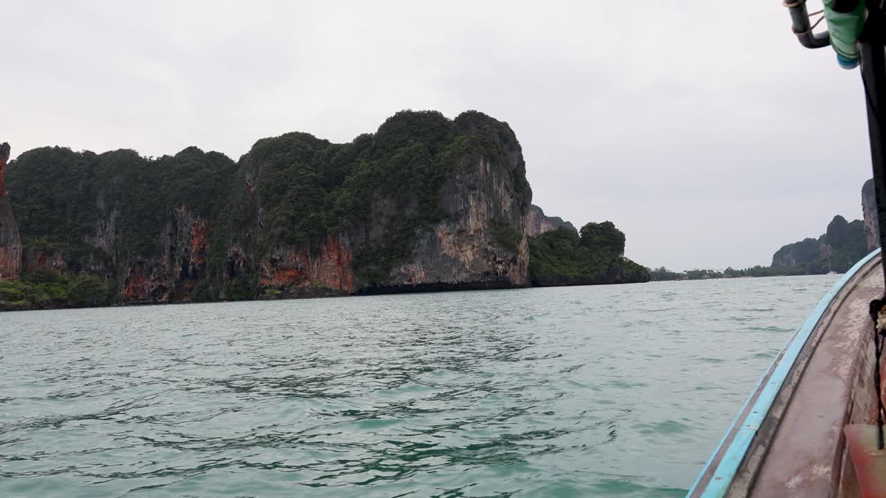 바위 섬 과 나무 를 지나가는 경치 좋은 보트 타기