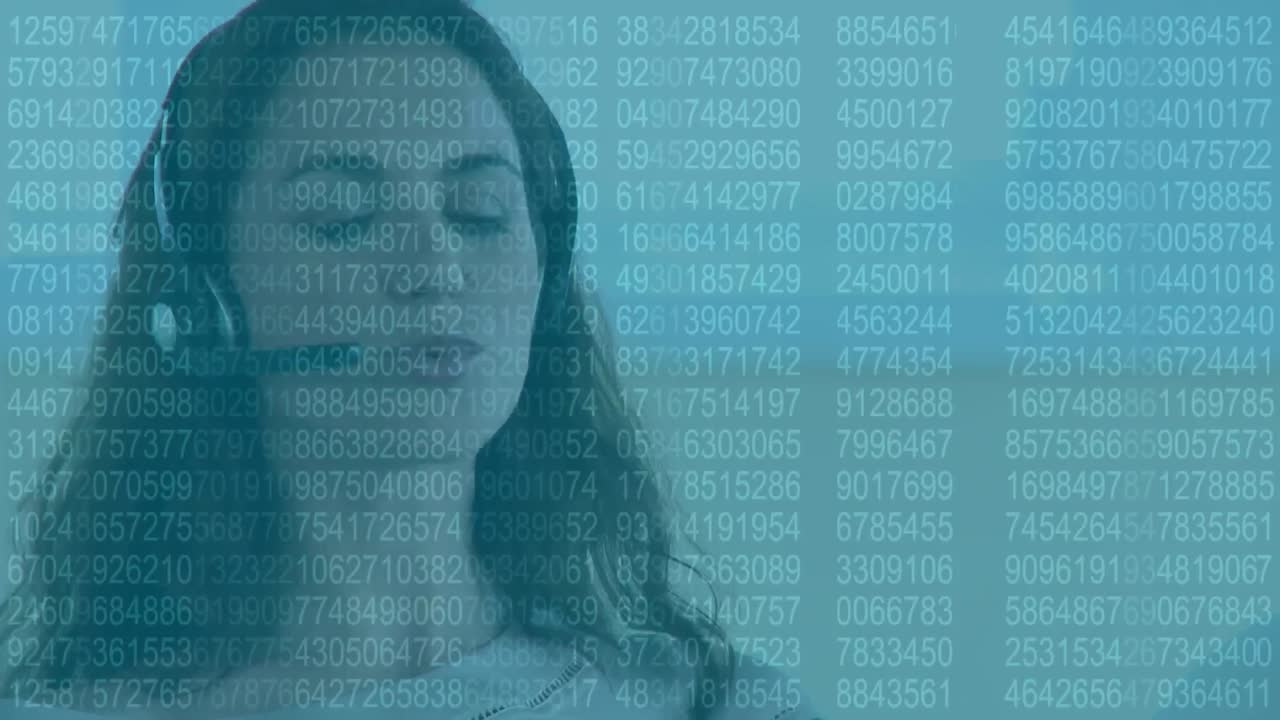 animación de procesamiento de datos sobre mujer caucásica usando auriculares de teléfono trabajando en un centro de llamadas