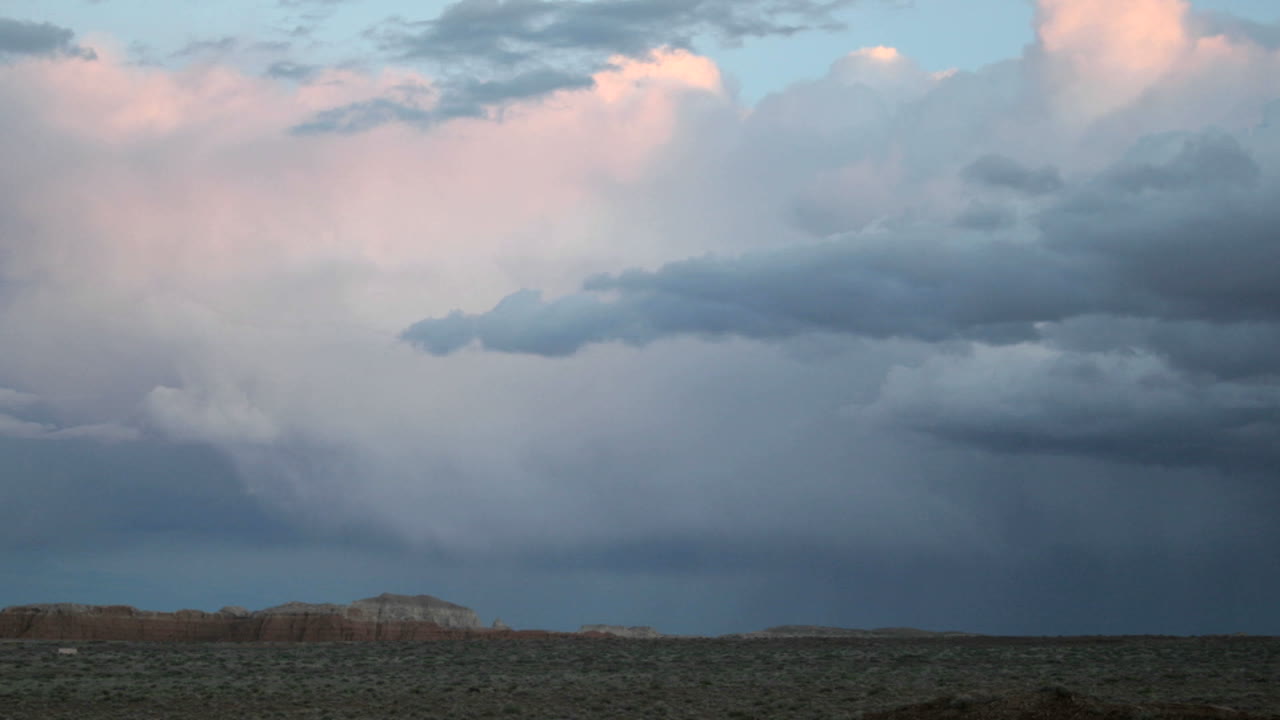 las nubes de tormenta en la hora dorada toman un tono apagado de rosa y azul y luego se desvanecen en la oscuridad 1