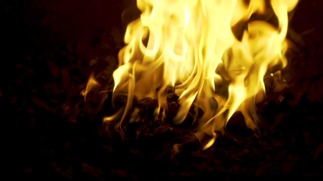 forja de metal de herrero en cámara lenta de 120 fps