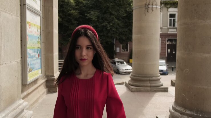 Bella ragazza positiva che cammina per la città.