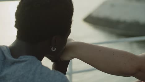 primer plano de un hombre afroamericano besando la mano de su novia