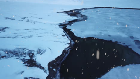 agua de lago congelada en suiza durante nevadas, vista aérea de drones