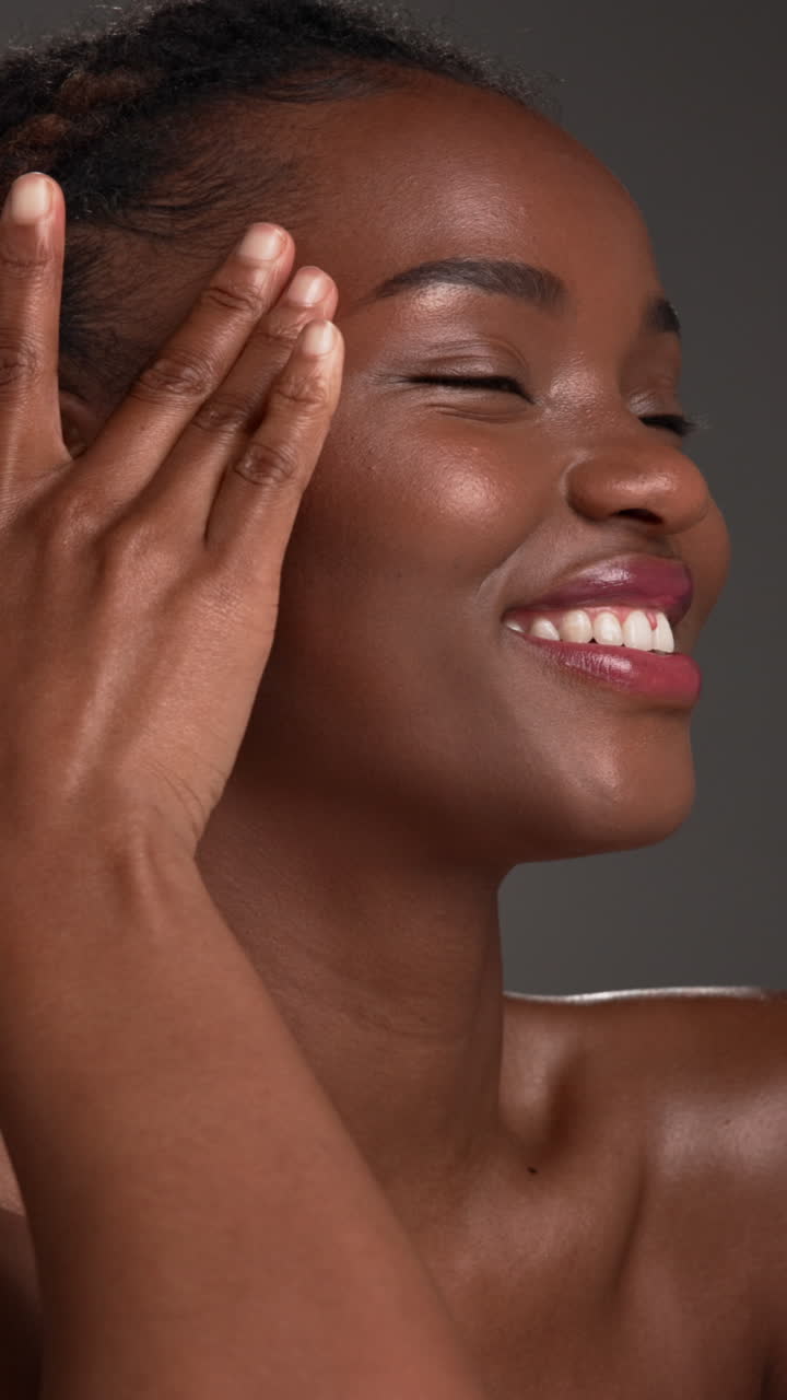 Linda mulher afro-americana sorrindo