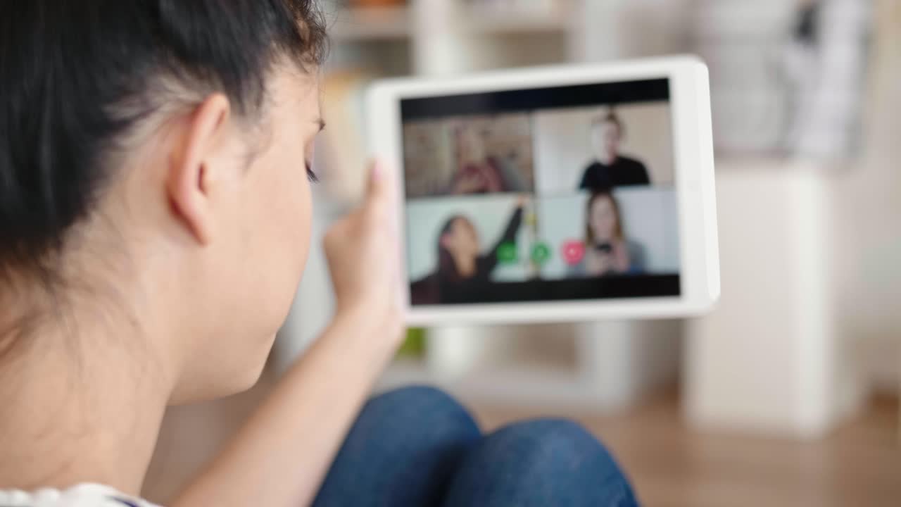 primer plano de un hombre trabajando en casa