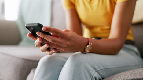 teléfono inteligente en las manos, mujer desplazamiento de las redes sociales