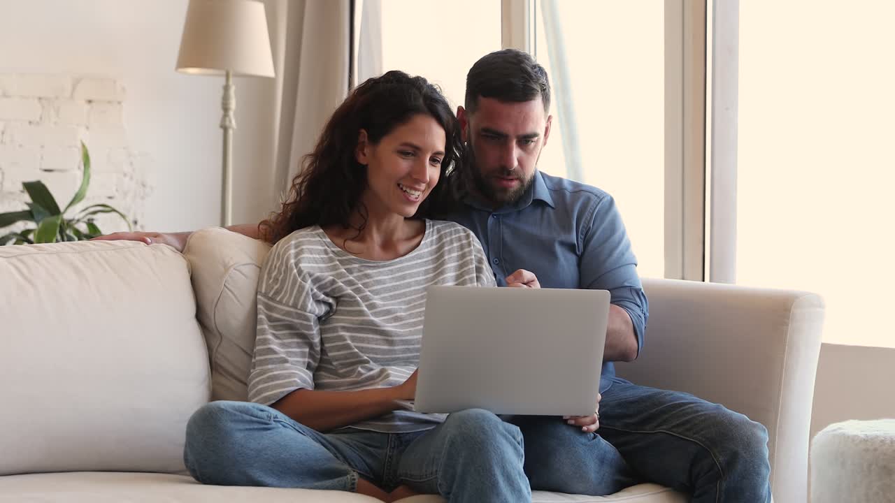 pareja chequea el correo electrónico en la computadora portátil, recibe una gran oferta se siente muy feliz