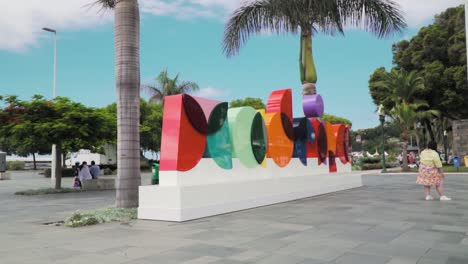 un cartel de la ciudad colorido en un entorno tropical