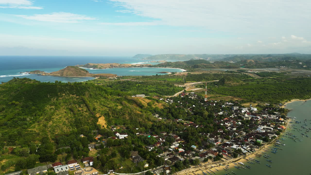vista aérea panorámica de la aldea de pescadores de gerupuk en medio de las montañas, el mar de bali y las pequeñas islas, lombok, indonesia