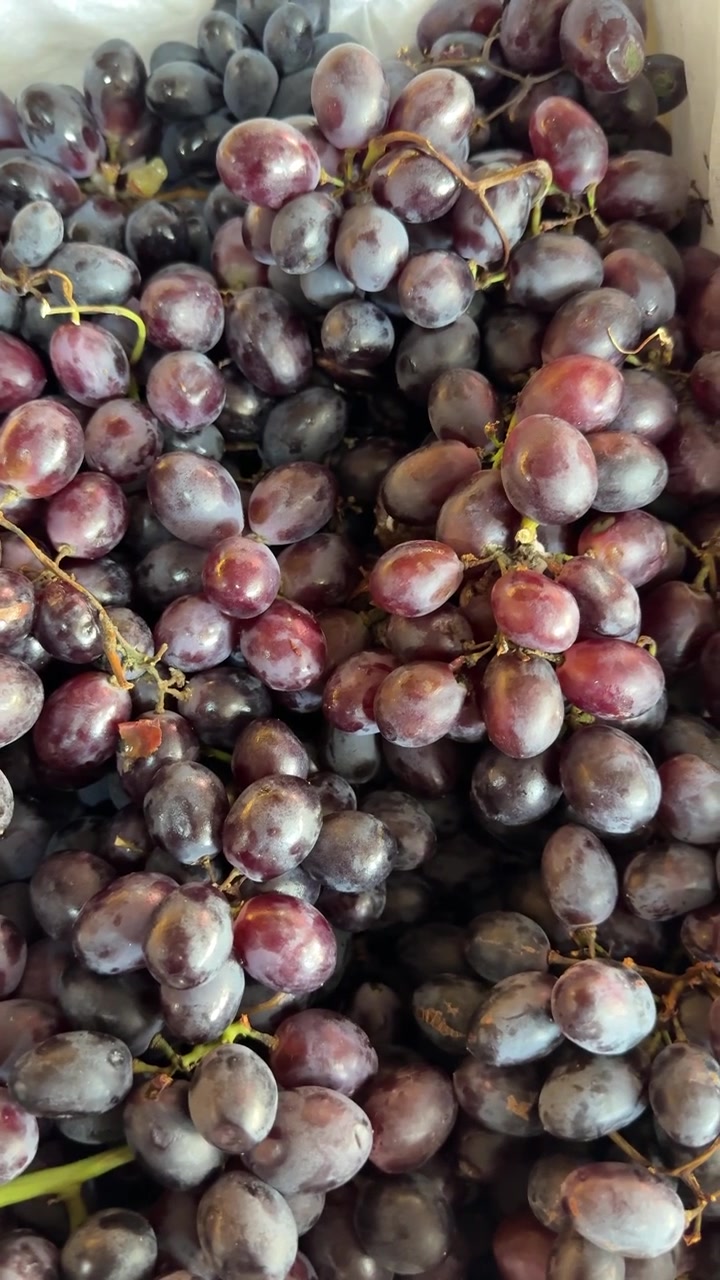 Uva rossa fresca in esposizione al mercato