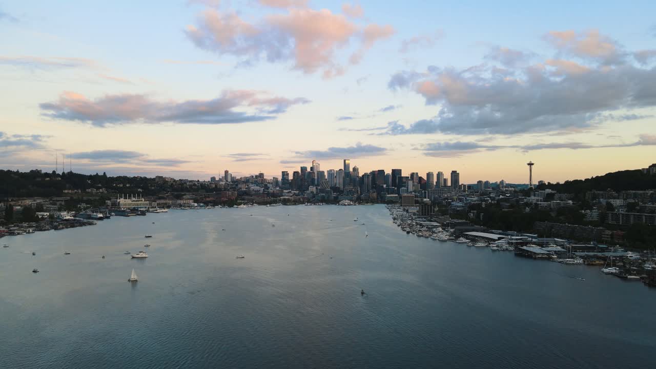 tomada de avión no tripulado de lake union con la marina y el horizonte en seattle después del atardecer, ee.uu. - panorámica amplia