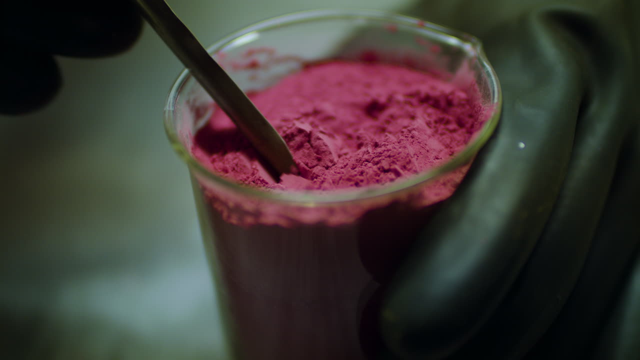 polvo rojo en el vaso de laboratorio