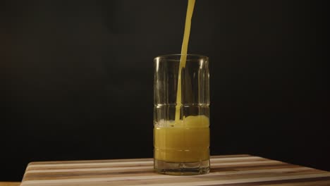 Jugo-De-Naranja-Que-Se-Vierte-En-Un-Vaso-En