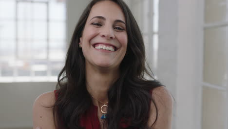 elegante mujer caucásica retrato de una dama elegante riendo alegremente mirando a la cámara mujer exitosa