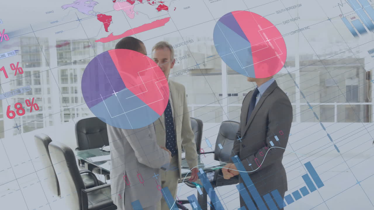 анимация обработки финансовых данных над различными коллегами, пожимающими руки в офисе