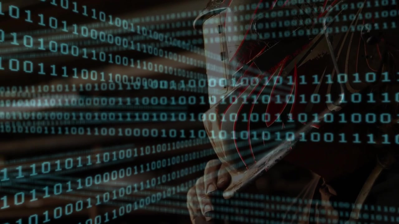 Saldatore con casco e sovrapposizione di codice binario digitale