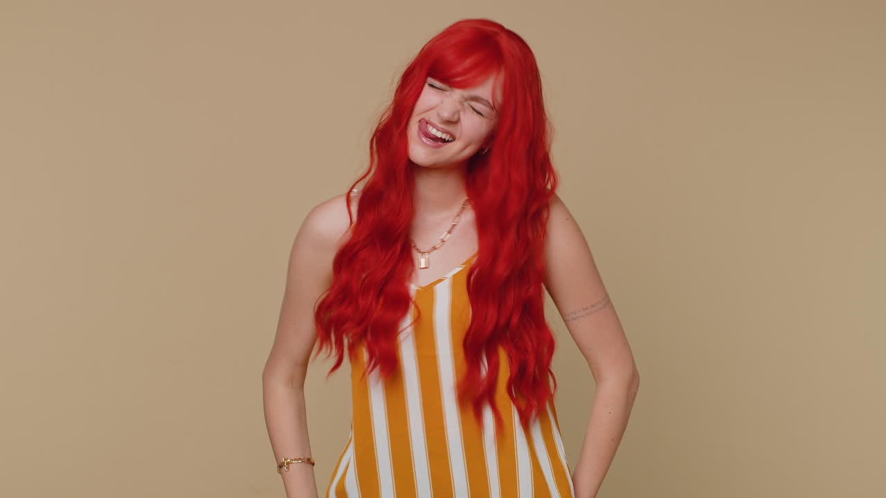 웃긴 은색 소녀가 장난스러운 청한 표정을 하고, 미소를 지르고, 혀를 보여주며 장난을 치고