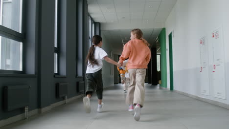 Pupils-running-in-the-corridor.