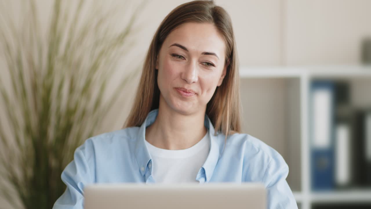 mujer trabajando en una computadora portátil en la oficina