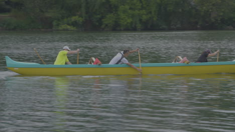 tres kayakistas remando a través del lago lady bird en austin, texas