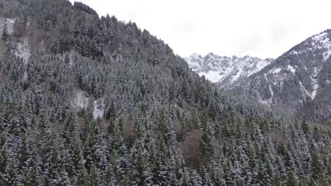 Toma-Aérea-4k-De-Un-Hermoso-Paisaje-Montañoso-Invernal