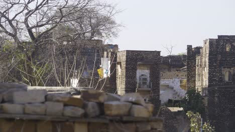 Toma-Panorámica-De-Antiguos-Edificios-Históricos-Llamados-Havelis-En-Una-Aldea-Rural-De-Gwalior-Madhya-Pradesh,-India