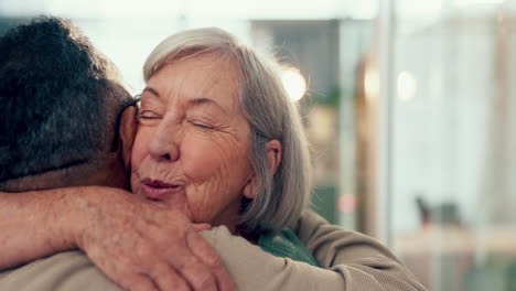 Amor,-Abrazo-Y-Una-Pareja-De-Ancianos-En-Su-Casa.