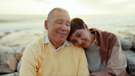 puesta de sol, amor y una pareja de ancianos en la playa