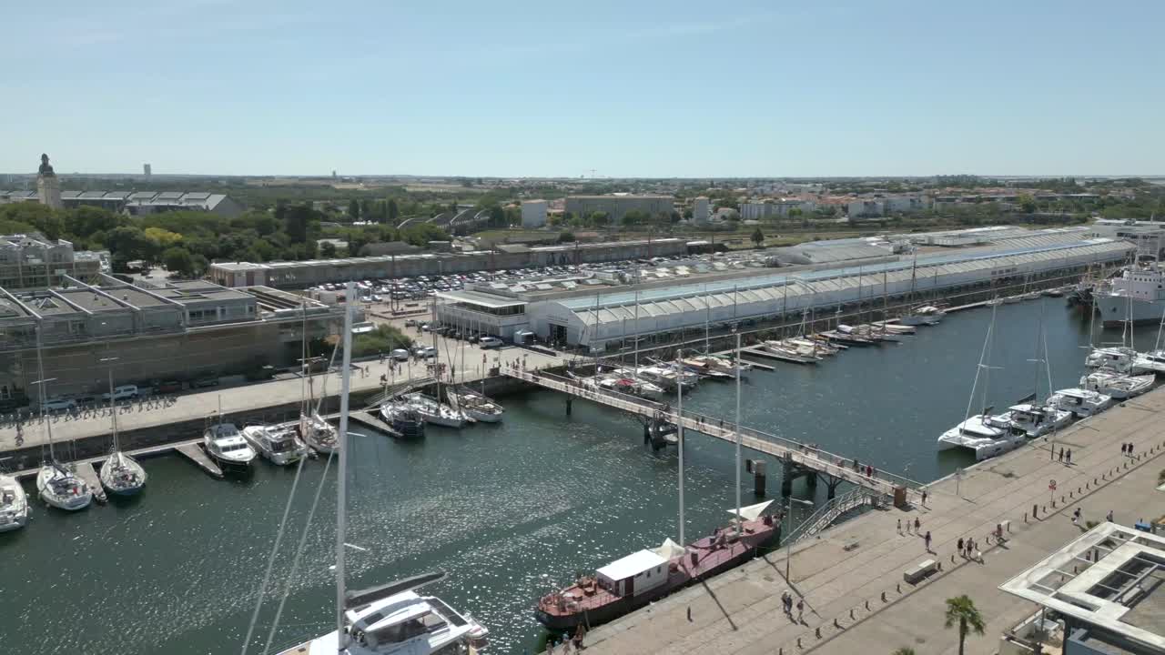 puente peatonal que cruza el canal en el puerto de la rochelle, charente marítima en francia