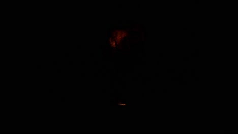 cg animación de la explosión de fuego con alfa mate sobre fondo negro