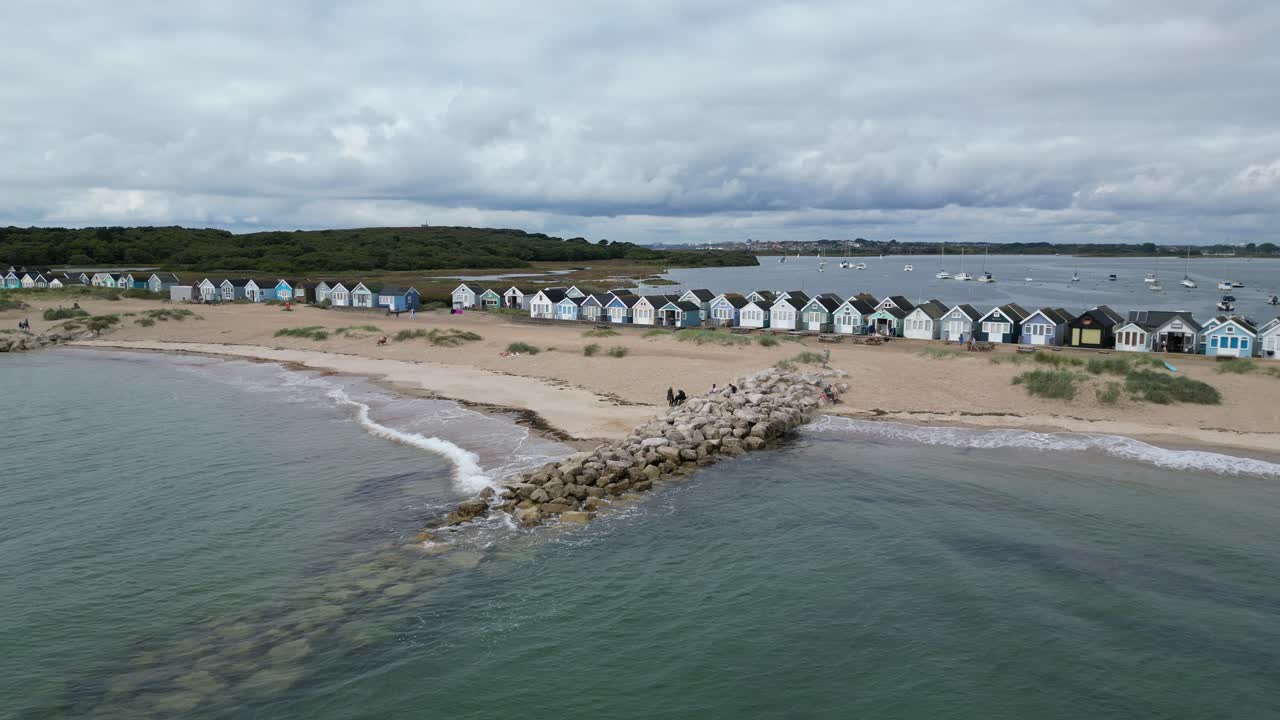 las cabañas de la playa mudeford sandbank christchurch reino unido drone, aerial 4k