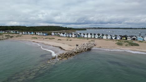 Strandhütten-Mudeford-Sandbank-Christchurch-UK-Drohne,-Luftaufnahme-4k