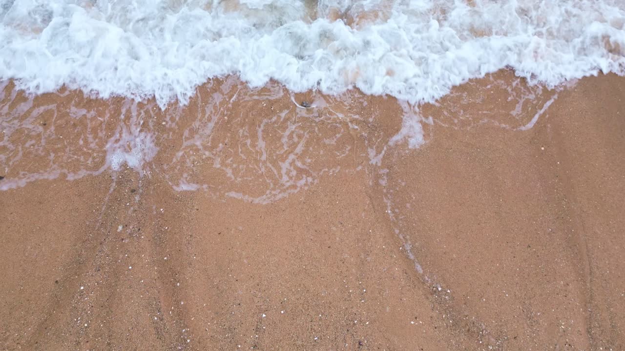 프랑스 브레타뉴의 아름다운 해변에서 흔들리고 거품이 나는 파도에서 가까이에서 볼 수 있습니다.